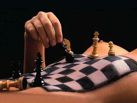 http://antonis.files.wordpress.com/2006/12/sexy_chess_004.jpg